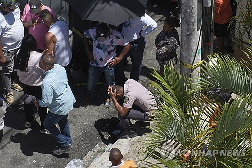 머리 감싸쥔 도미니카공화국 경찰관. [산토도밍고 AP=연합뉴스].